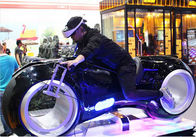 वर्चुअल रियलिटी सिमुलेशन शॉपिंग मॉल के लिए वीआर मोटरसाइकिल सिम्युलेटर की सवारी करता है
